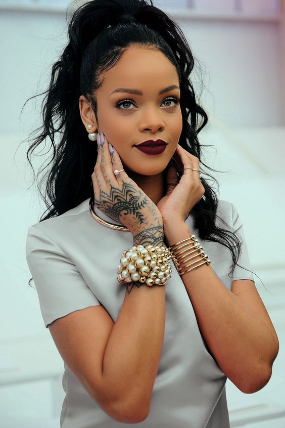 Rihanna : Discuss About Her Biography ,Carrier And Net Worth